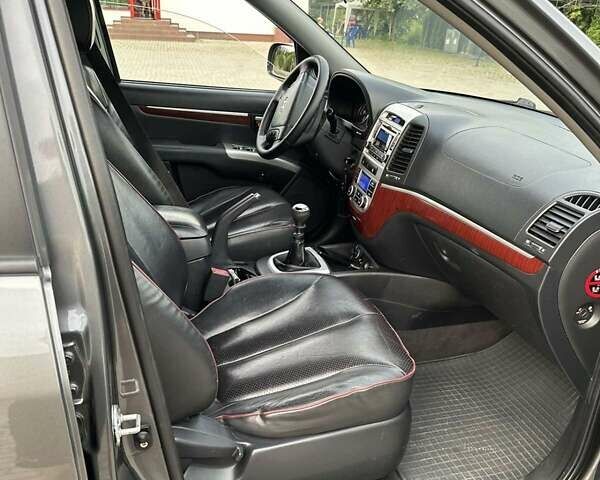 Серый Хендай Санта Фе, объемом двигателя 2.19 л и пробегом 286 тыс. км за 9000 $, фото 7 на Automoto.ua