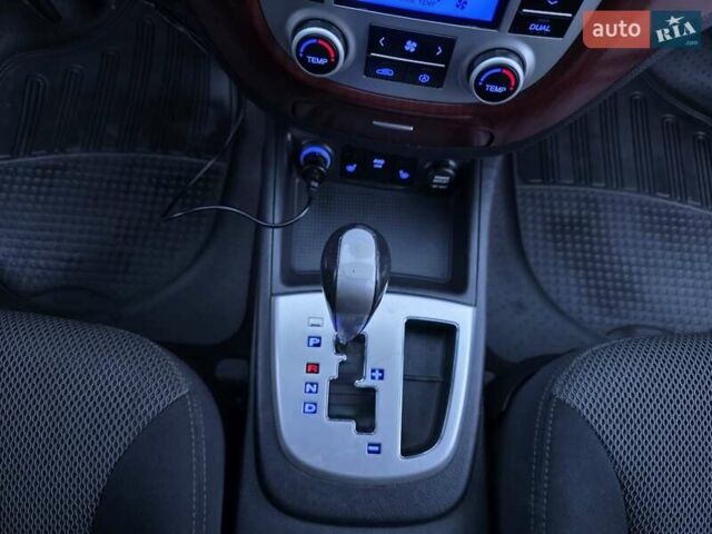 Серый Хендай Санта Фе, объемом двигателя 2.2 л и пробегом 251 тыс. км за 9333 $, фото 28 на Automoto.ua