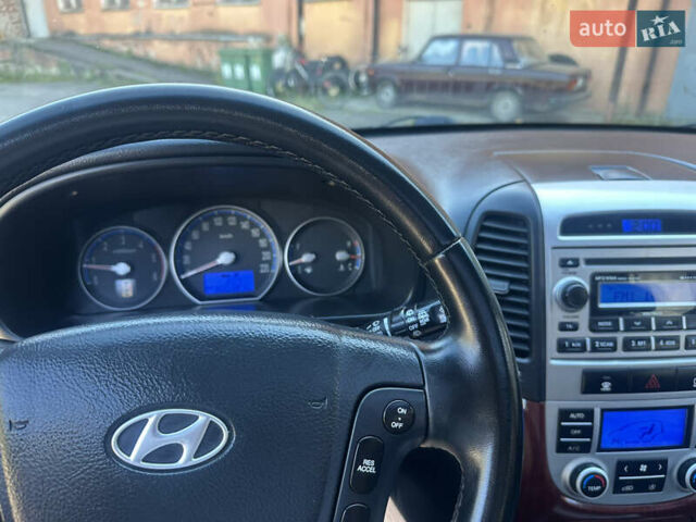 Серый Хендай Санта Фе, объемом двигателя 2.19 л и пробегом 301 тыс. км за 8500 $, фото 31 на Automoto.ua
