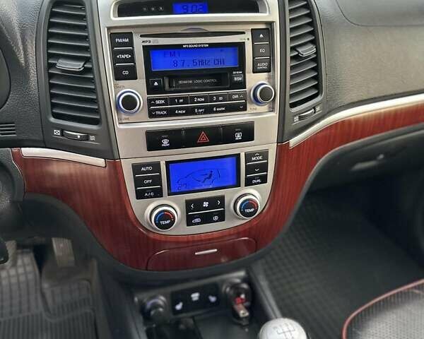 Серый Хендай Санта Фе, объемом двигателя 2.19 л и пробегом 286 тыс. км за 9000 $, фото 8 на Automoto.ua