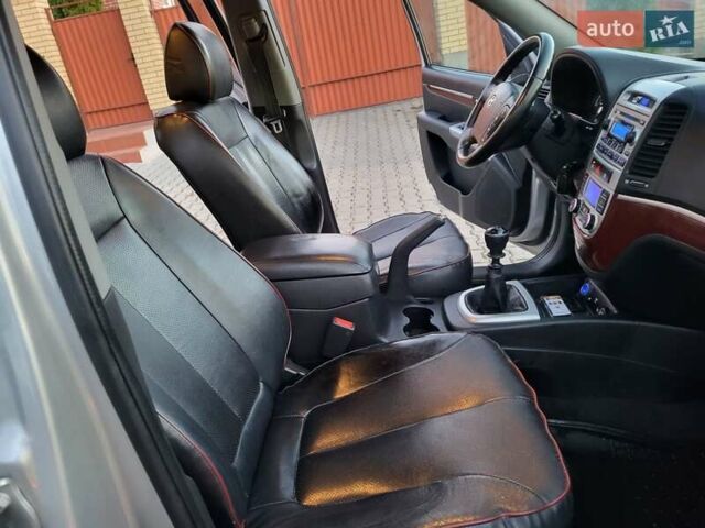 Серый Хендай Санта Фе, объемом двигателя 2.19 л и пробегом 302 тыс. км за 9990 $, фото 92 на Automoto.ua