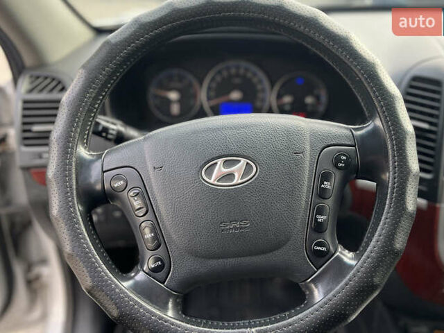 Серый Хендай Санта Фе, объемом двигателя 2.19 л и пробегом 254 тыс. км за 11300 $, фото 10 на Automoto.ua