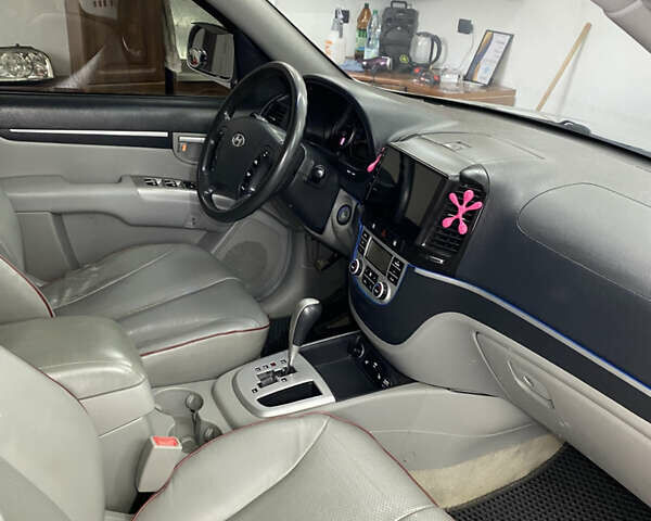 Серый Хендай Санта Фе, объемом двигателя 2.7 л и пробегом 245 тыс. км за 8800 $, фото 17 на Automoto.ua