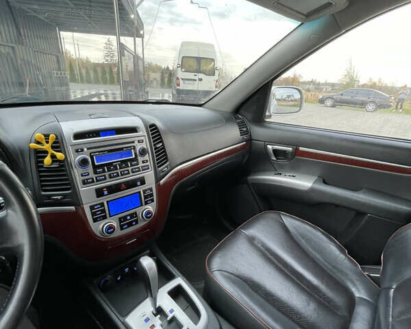 Серый Хендай Санта Фе, объемом двигателя 2.19 л и пробегом 217 тыс. км за 9300 $, фото 7 на Automoto.ua