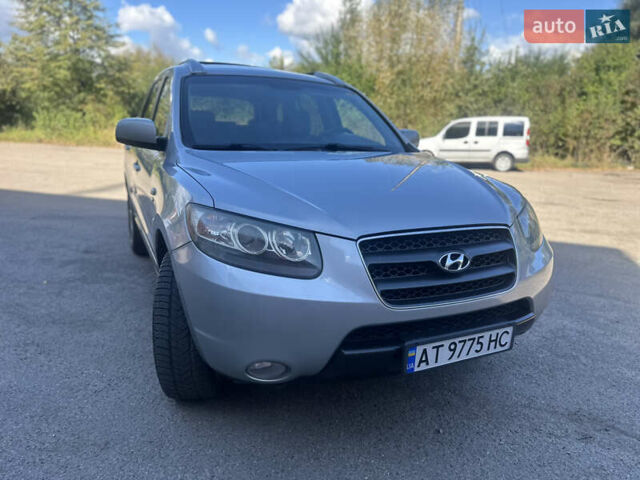 Серый Хендай Санта Фе, объемом двигателя 2.19 л и пробегом 301 тыс. км за 8500 $, фото 2 на Automoto.ua