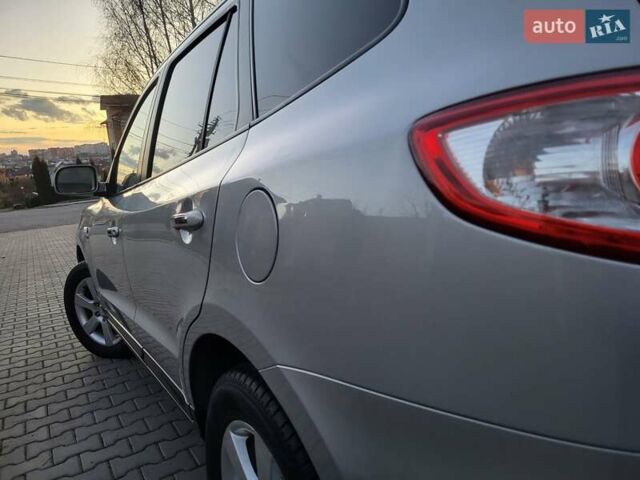Серый Хендай Санта Фе, объемом двигателя 2.19 л и пробегом 302 тыс. км за 9990 $, фото 11 на Automoto.ua