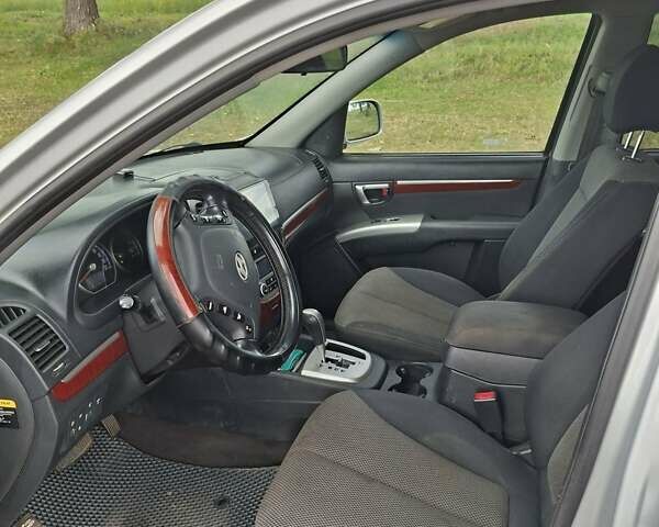 Серый Хендай Санта Фе, объемом двигателя 2.19 л и пробегом 260 тыс. км за 10700 $, фото 6 на Automoto.ua