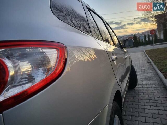 Серый Хендай Санта Фе, объемом двигателя 2.19 л и пробегом 302 тыс. км за 9990 $, фото 10 на Automoto.ua