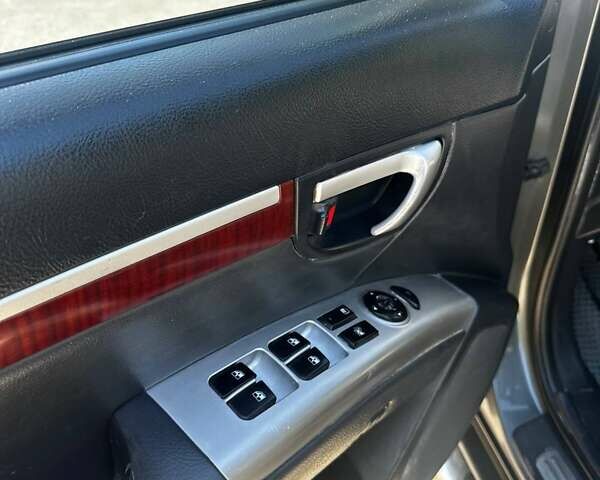 Серый Хендай Санта Фе, объемом двигателя 2.2 л и пробегом 241 тыс. км за 8900 $, фото 17 на Automoto.ua