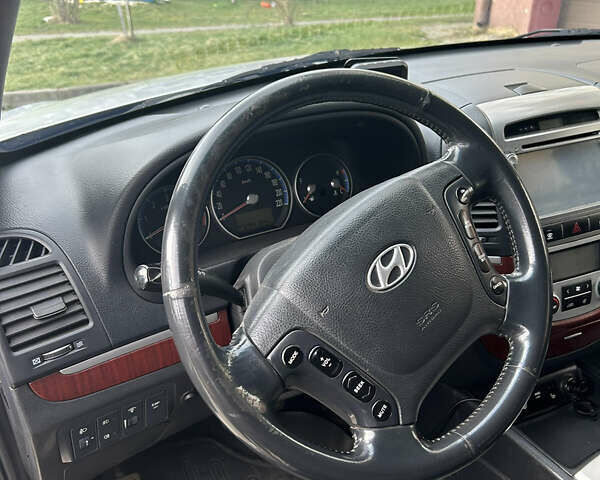 Серый Хендай Санта Фе, объемом двигателя 2.19 л и пробегом 249 тыс. км за 8300 $, фото 11 на Automoto.ua