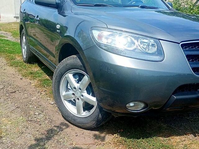 Серый Хендай Санта Фе, объемом двигателя 2.2 л и пробегом 322 тыс. км за 9250 $, фото 2 на Automoto.ua