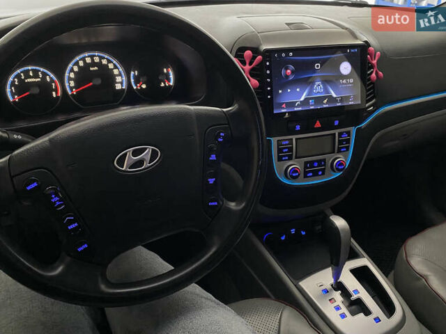 Серый Хендай Санта Фе, объемом двигателя 2.7 л и пробегом 245 тыс. км за 8800 $, фото 21 на Automoto.ua