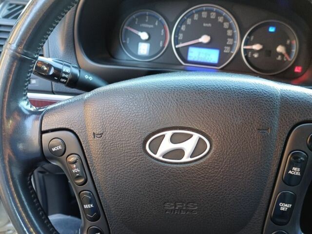 Серый Хендай Санта Фе, объемом двигателя 2.2 л и пробегом 240 тыс. км за 5300 $, фото 2 на Automoto.ua