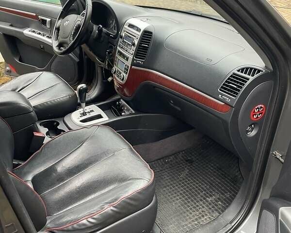 Серый Хендай Санта Фе, объемом двигателя 2.2 л и пробегом 268 тыс. км за 9000 $, фото 14 на Automoto.ua