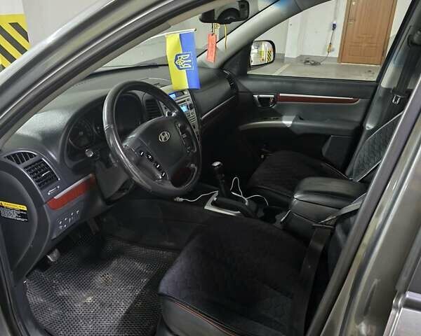 Серый Хендай Санта Фе, объемом двигателя 2.2 л и пробегом 264 тыс. км за 8880 $, фото 16 на Automoto.ua