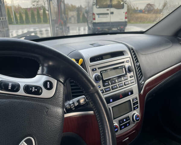 Серый Хендай Санта Фе, объемом двигателя 2.19 л и пробегом 217 тыс. км за 9300 $, фото 3 на Automoto.ua