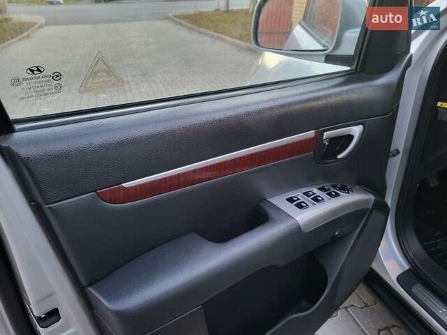 Серый Хендай Санта Фе, объемом двигателя 2.19 л и пробегом 302 тыс. км за 9990 $, фото 117 на Automoto.ua