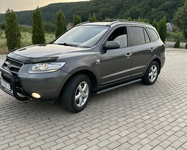Серый Хендай Санта Фе, объемом двигателя 2.19 л и пробегом 286 тыс. км за 9000 $, фото 1 на Automoto.ua