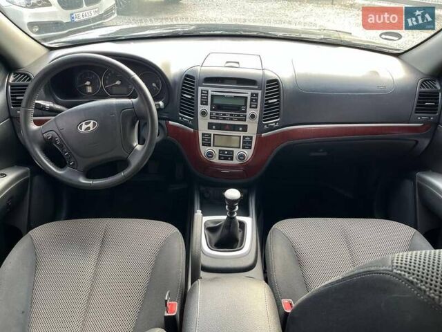 Серый Хендай Санта Фе, объемом двигателя 2.2 л и пробегом 313 тыс. км за 9700 $, фото 7 на Automoto.ua