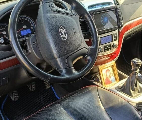 Серый Хендай Санта Фе, объемом двигателя 2.2 л и пробегом 235 тыс. км за 5200 $, фото 2 на Automoto.ua