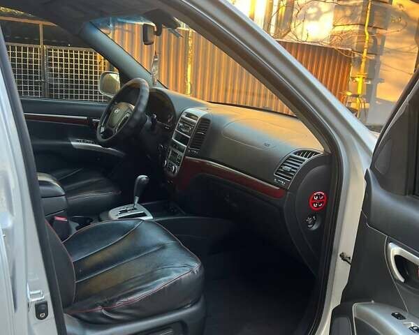 Серый Хендай Санта Фе, объемом двигателя 2.19 л и пробегом 314 тыс. км за 8700 $, фото 5 на Automoto.ua