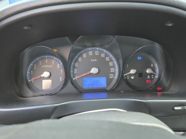 Серый Хендай Санта Фе, объемом двигателя 2.7 л и пробегом 273 тыс. км за 10500 $, фото 6 на Automoto.ua