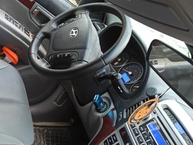 Серый Хендай Санта Фе, объемом двигателя 2.2 л и пробегом 170 тыс. км за 5000 $, фото 5 на Automoto.ua