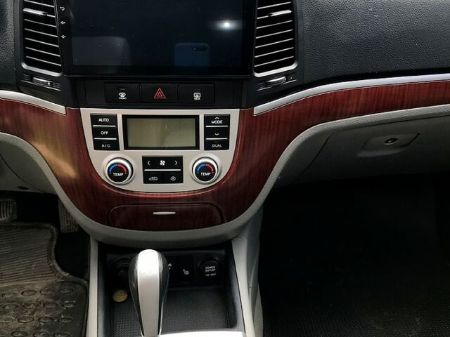 Серый Хендай Санта Фе, объемом двигателя 2.7 л и пробегом 169 тыс. км за 9300 $, фото 8 на Automoto.ua