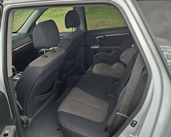 Серый Хендай Санта Фе, объемом двигателя 2.19 л и пробегом 260 тыс. км за 10700 $, фото 4 на Automoto.ua