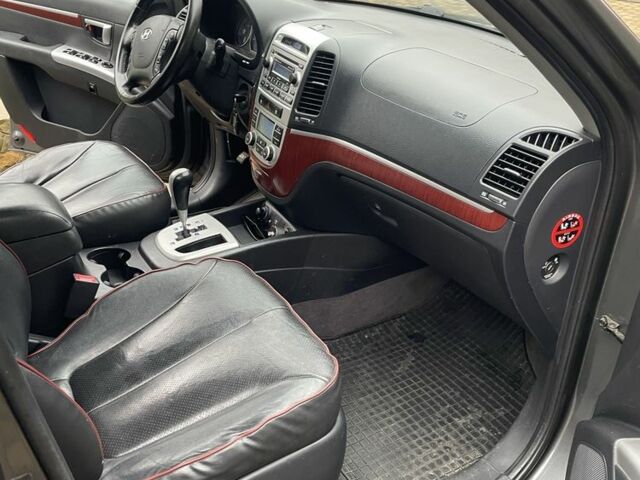 Серый Хендай Санта Фе, объемом двигателя 2.2 л и пробегом 268 тыс. км за 9000 $, фото 15 на Automoto.ua