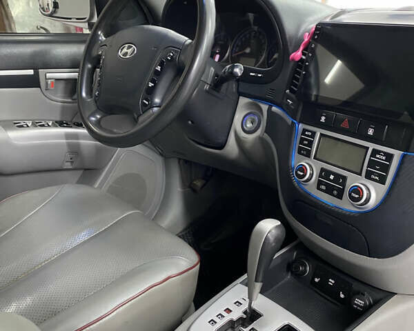 Серый Хендай Санта Фе, объемом двигателя 2.7 л и пробегом 245 тыс. км за 8800 $, фото 19 на Automoto.ua