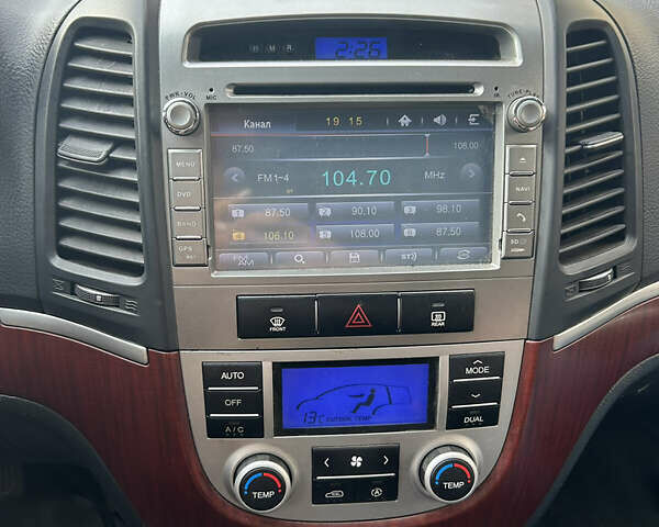 Серый Хендай Санта Фе, объемом двигателя 2.19 л и пробегом 249 тыс. км за 8300 $, фото 17 на Automoto.ua