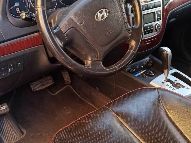 Серый Хендай Санта Фе, объемом двигателя 2.2 л и пробегом 232 тыс. км за 9500 $, фото 4 на Automoto.ua