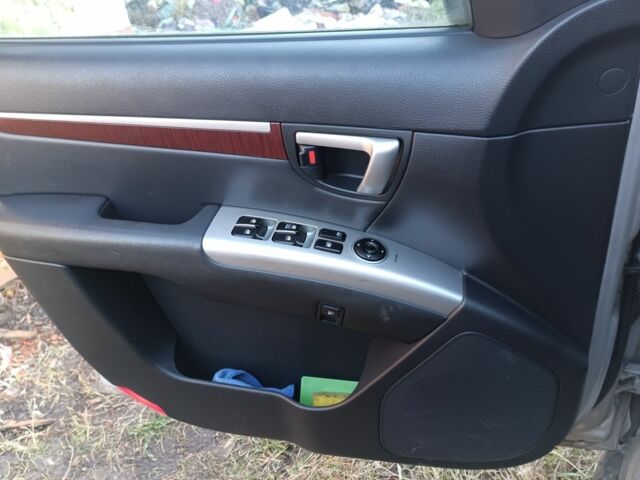 Серый Хендай Санта Фе, объемом двигателя 2.2 л и пробегом 240 тыс. км за 5300 $, фото 5 на Automoto.ua