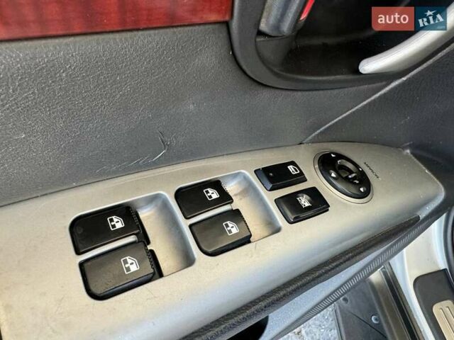 Серый Хендай Санта Фе, объемом двигателя 2.2 л и пробегом 120 тыс. км за 9900 $, фото 8 на Automoto.ua