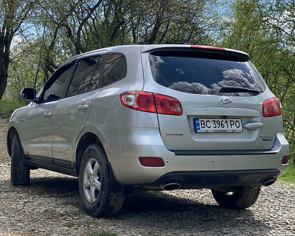 Серый Хендай Санта Фе, объемом двигателя 2.7 л и пробегом 245 тыс. км за 8800 $, фото 3 на Automoto.ua