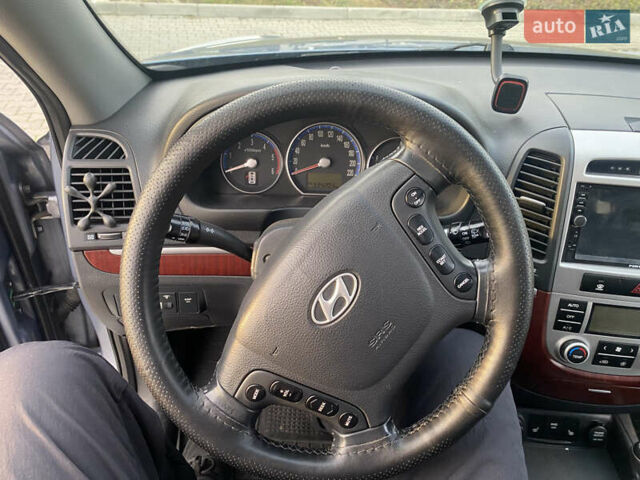 Серый Хендай Санта Фе, объемом двигателя 2.19 л и пробегом 334 тыс. км за 10000 $, фото 26 на Automoto.ua