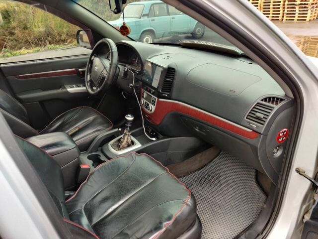 Серый Хендай Санта Фе, объемом двигателя 2.2 л и пробегом 330 тыс. км за 6050 $, фото 7 на Automoto.ua