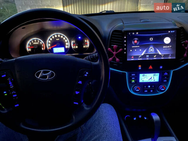 Серый Хендай Санта Фе, объемом двигателя 2.7 л и пробегом 245 тыс. км за 8800 $, фото 18 на Automoto.ua