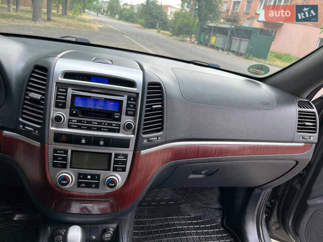 Серый Хендай Санта Фе, объемом двигателя 2.19 л и пробегом 285 тыс. км за 9800 $, фото 17 на Automoto.ua