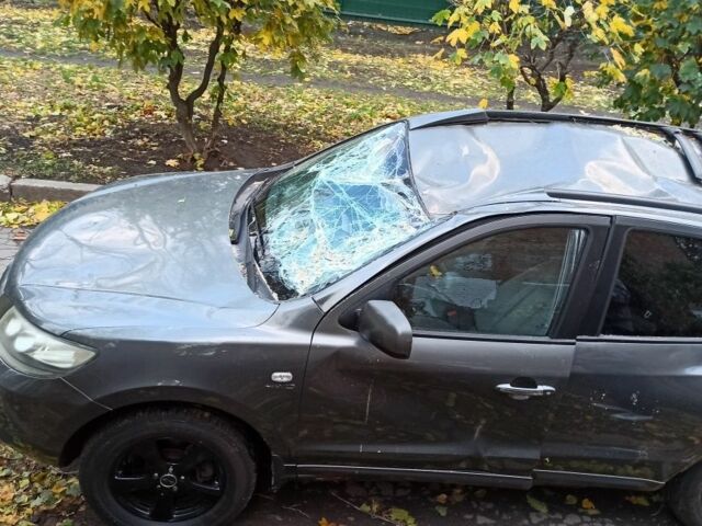 Серый Хендай Санта Фе, объемом двигателя 2.2 л и пробегом 170 тыс. км за 5000 $, фото 2 на Automoto.ua