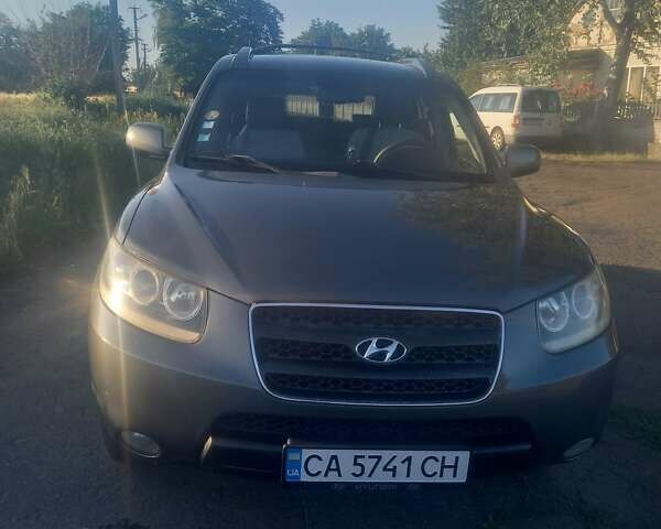 Серый Хендай Санта Фе, объемом двигателя 2.19 л и пробегом 231 тыс. км за 10000 $, фото 1 на Automoto.ua