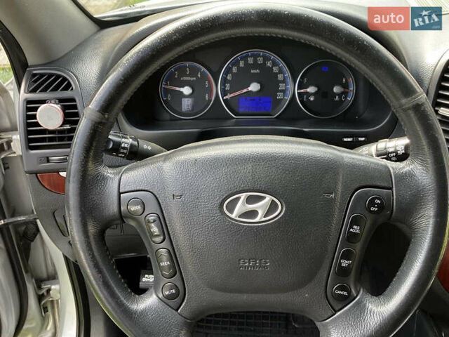 Серый Хендай Санта Фе, объемом двигателя 2.2 л и пробегом 262 тыс. км за 9800 $, фото 6 на Automoto.ua