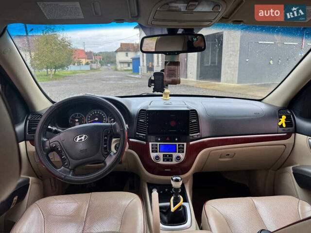 Серый Хендай Санта Фе, объемом двигателя 2.19 л и пробегом 265 тыс. км за 9900 $, фото 6 на Automoto.ua