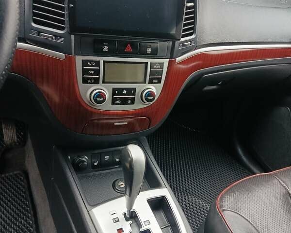 Серый Хендай Санта Фе, объемом двигателя 2.2 л и пробегом 245 тыс. км за 9900 $, фото 14 на Automoto.ua