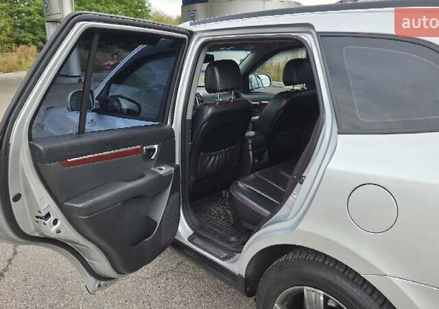 Серый Хендай Санта Фе, объемом двигателя 2.2 л и пробегом 232 тыс. км за 10900 $, фото 7 на Automoto.ua