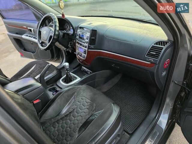 Серый Хендай Санта Фе, объемом двигателя 2.2 л и пробегом 319 тыс. км за 9777 $, фото 29 на Automoto.ua