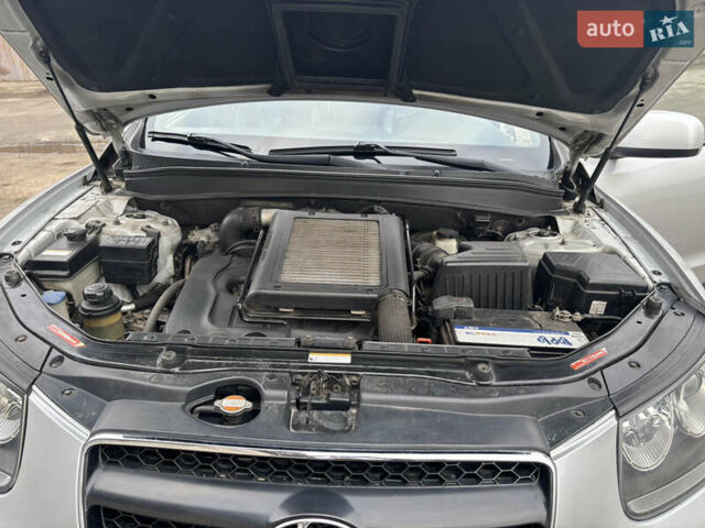 Серый Хендай Санта Фе, объемом двигателя 2.19 л и пробегом 170 тыс. км за 10500 $, фото 18 на Automoto.ua
