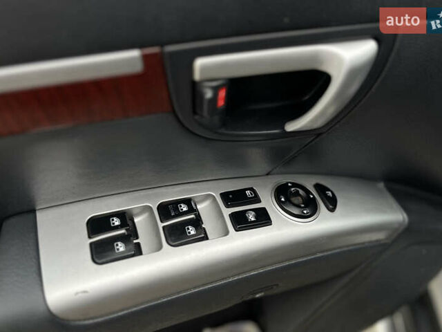 Серый Хендай Санта Фе, объемом двигателя 2.66 л и пробегом 210 тыс. км за 9500 $, фото 15 на Automoto.ua