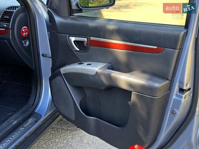 Серый Хендай Санта Фе, объемом двигателя 2.66 л и пробегом 172 тыс. км за 9500 $, фото 24 на Automoto.ua